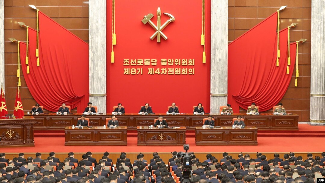 지난 연말 북한 평양에서 노동당 중앙위원회 8기 4차 전원회의를 진행하고 있다. 조선중앙통신이 지난 1일 공개한 사진. 