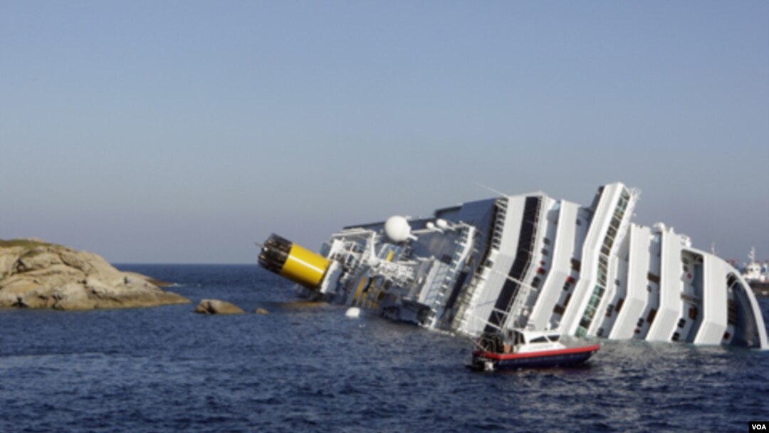 Mucha gente se lanzó al agua cuando se percató de que el barco se hundía y comenzaba a escorarse.