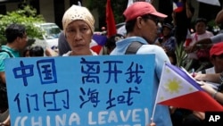 菲律賓民眾在馬尼拉中國總領館前抗議中方行徑（2019年6月12日）