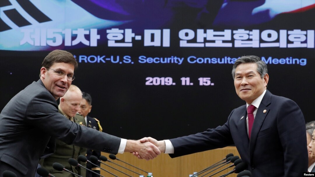 마크 에스퍼 미 국방장관과 정경두 국방부 장관이 15일 서울 용산구 국방부에서 열린 제51차 안보협의회(SCM) 고위회담에 앞서 악수하고 있다.