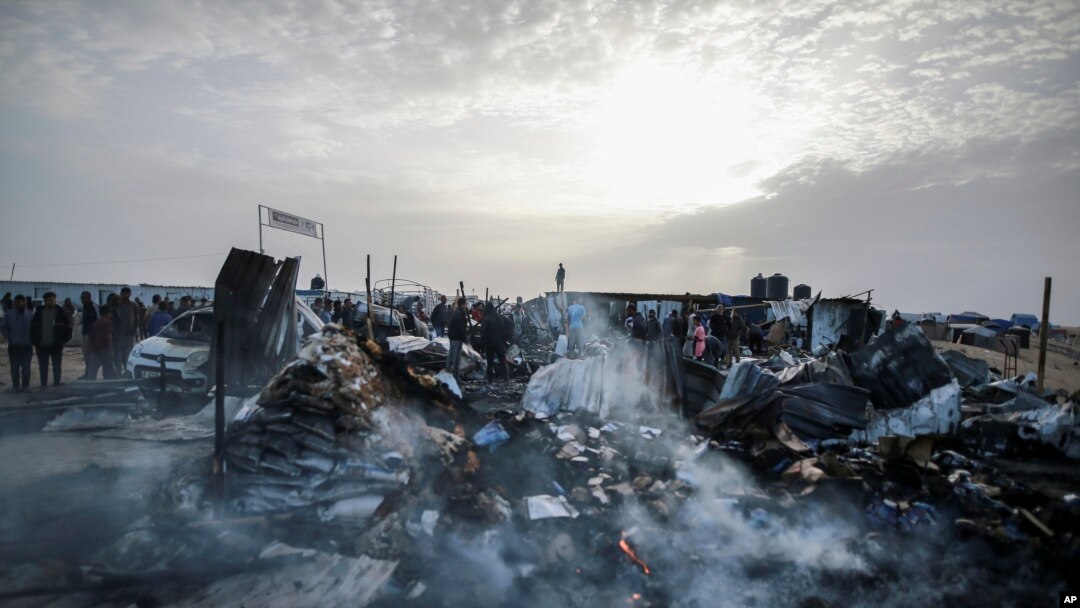 Rafah depois de um ataque aéreo israelita ter provocado um enorme incêndio.
APTOPIX 