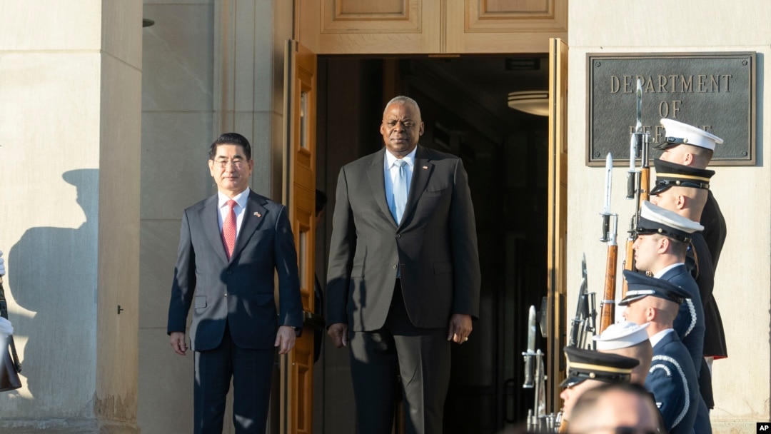 El secretario de Defensa de EEUU, Lloyd Austin, da la bienvenida al ministro de Defensa de Corea del Sur, Kim Yong Hyun, al Pentágono el 30 de octubre de 2024 en Washington.