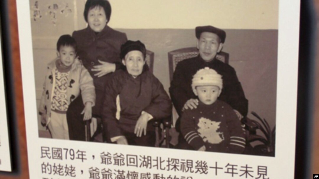 兩岸百年故事影像展內兩岸民眾交流照片
