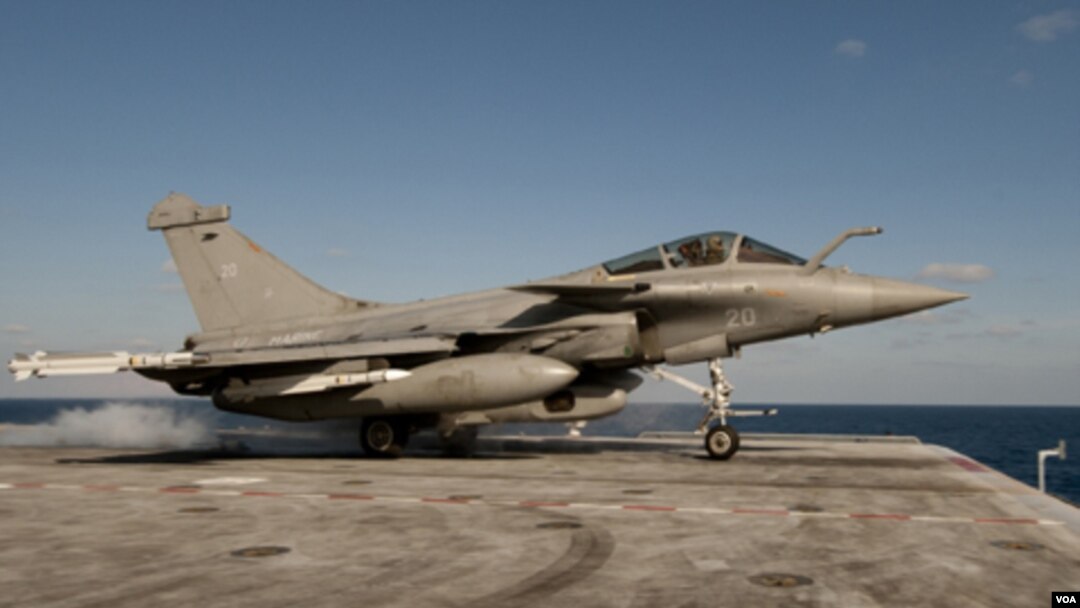 Fuerzas francesas han desplegado unos 1,800 militares y por lo menos 20 aviones de combate acompañados por un submarino para proteger a los ciudadanos libios.