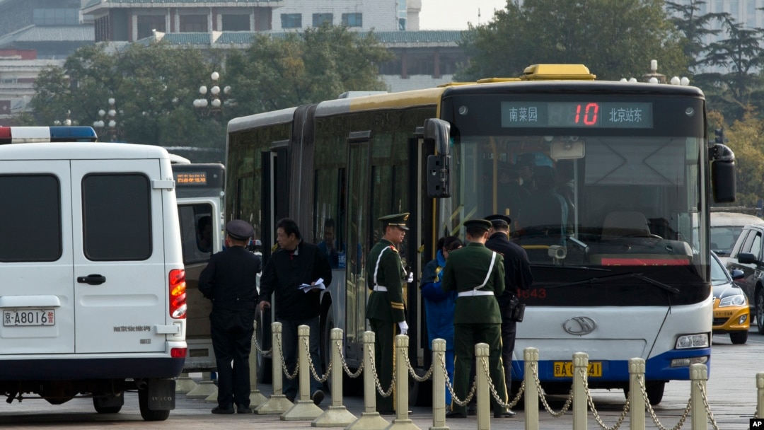 중국 베이징에서 공안이 버스 승객들을 검문하고 있다. (자료사진)