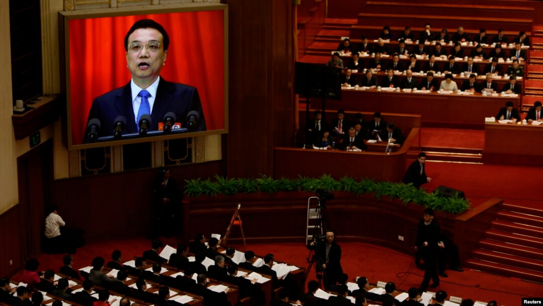 중국 전국인민대표대회가 5일 베이징 인민대회당에서 개막한 가운데, 리커창 총리가 업무 보고 내용이 화면에 중계되고 있다.