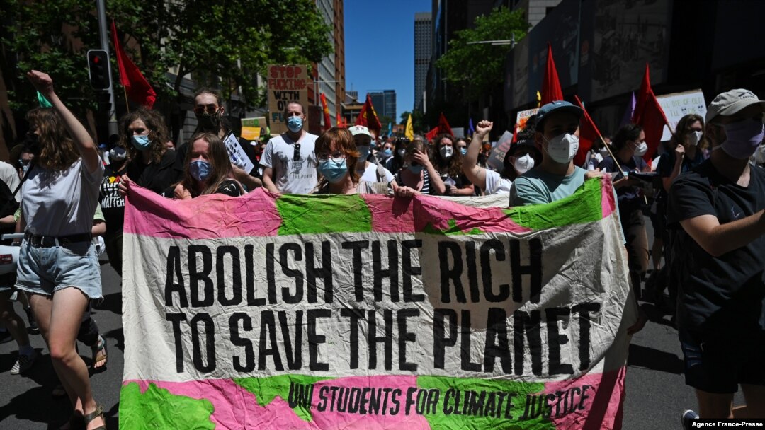 Watu wakiandamana huko Sydney Australia kupinga sera za serikali za hali ya hewa na mikakati iliyotoa katika mkutano wa Umoja wa Mataifa wa hali ya hewa huko Glasgow Jumamosi Novemba 6,2021.