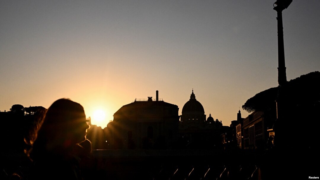 Atardece en el Vaticano el 4 de marzo de 2025.