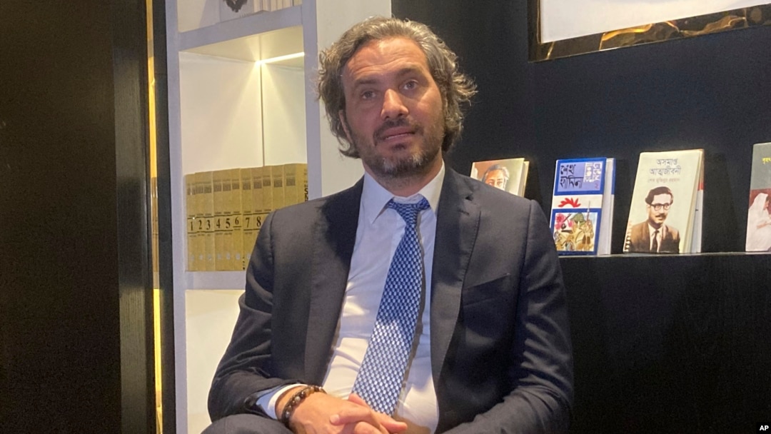 ARCHIVO - El ministro de Relaciones Exteriores argentino, Santiago Cafiero, habla con Associated Press en Daca, Bangladesh, miércoles 1 de marzo de 2023. (AP Foto/Al-emrun Garjon)