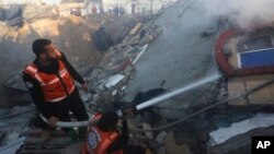 Los servicios de emergencias palestinos sofocan las llamas luego de un ataque israelí contra un edificio residencial en Rafah, el 19 de febrero de 2024.