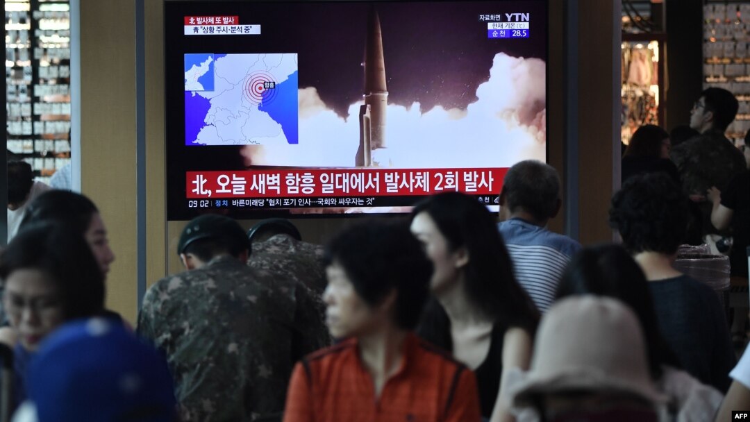 지난 10일 한국 서울역에 설치된 TV에서 북한의 추가 미사일 발사 관련 뉴스가 나오고 있다.