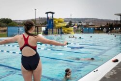 La gente usa una piscina pública en medio de la segunda ola de calor del verano en The Dalles, Oregon, EE. UU., el 31 de julio de 2021. Fotografía tomada el 31 de julio de 2021. REUTERS / Maranie Staab