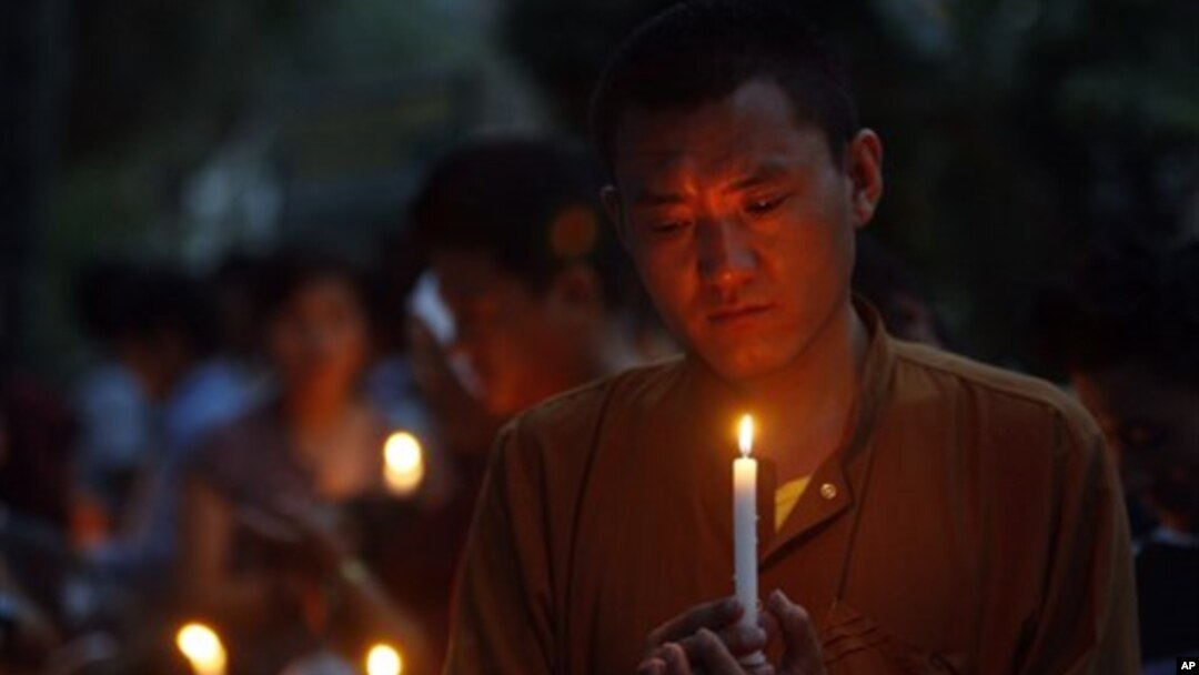 Tibetan exiles hold candlelight vigil for those who have recently self-immolated, Dharmsala, India, May 31, 2012.