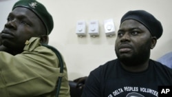 Mujahid Dokubo Asari (a hannun dama) shugaban kungiyar MEND ta 'yan bindigan Niger Delta