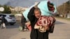 Palestinci beže pred izraelskom ofanzivom iz Kan Junisa u Pojasu Gaze (Foto: AP/Hatem Ali)