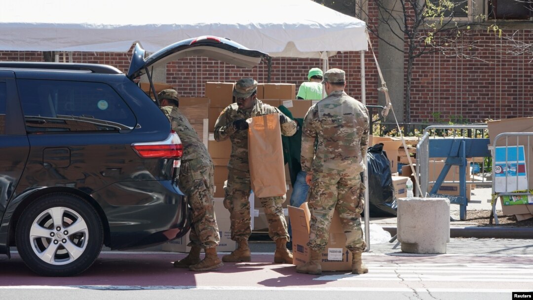 2020年4月15日美國陸軍國民警衛隊成員在紐約曼哈頓哈林區分發免費食品