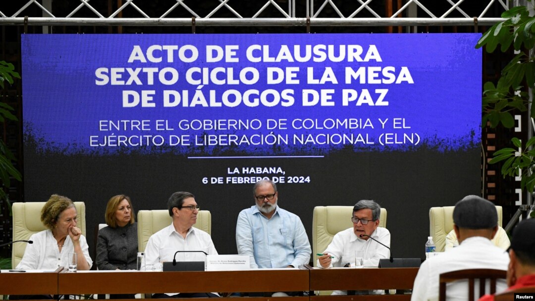 El representante del ELN, Pablo Beltrán, habla durante la sexta ronda de diálogos de paz entre el gobierno de Colombia y LA GUERRILLA, acompañado delegación del Gobierno de Colombia y Cuba, en la Habana, Cuba, 6 de febrero de 2024.