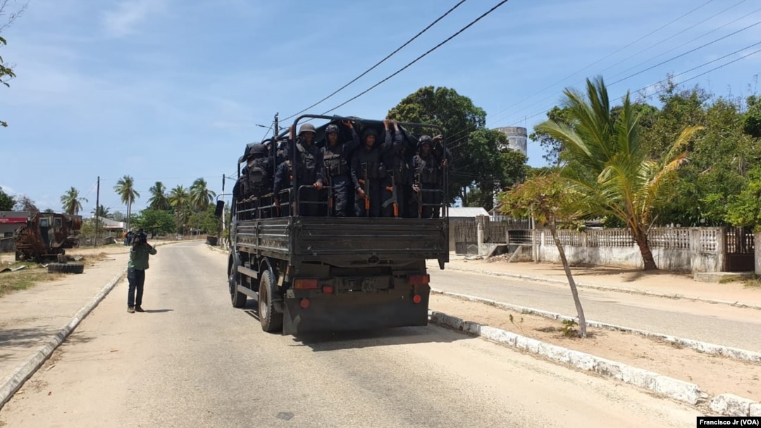 Tropas presentes na vila de Mocímboa da Praia, Cabo Delgado, Moçambique 