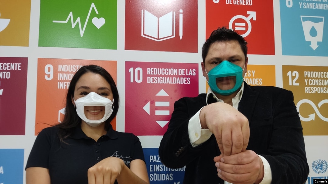 Creadores de la mascarilla transparente, ambos viven con una discapacidad auditiva y han aprendido a leer los labios y las expresiones faciales para poder comunicarse con personas oyentes. [Foto cortesía ONU].