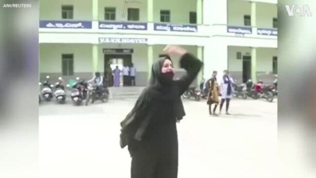 Female Student in Hijab Takes on Jeering Crowd in Southern India 