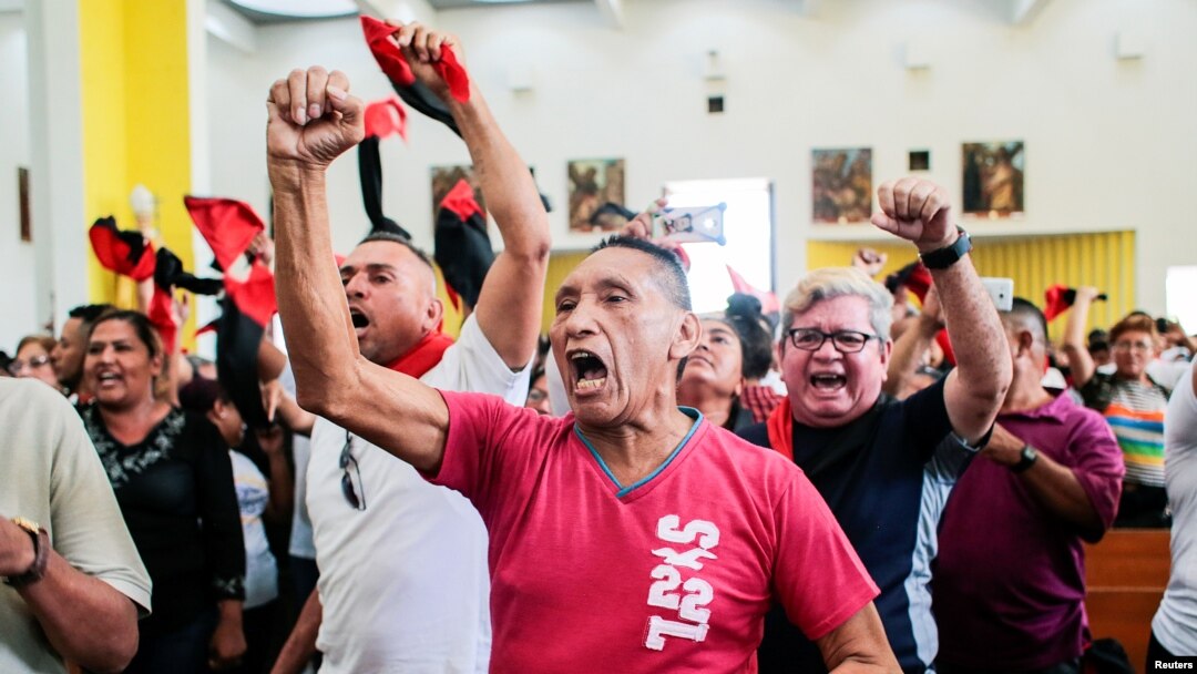 Simpatizantes de Daniel Ortega corean "traidor" durante las honras fúnebres del poeta nicaraguense Ernesto Cardenal en la Catedral Metropolitana de Managua.