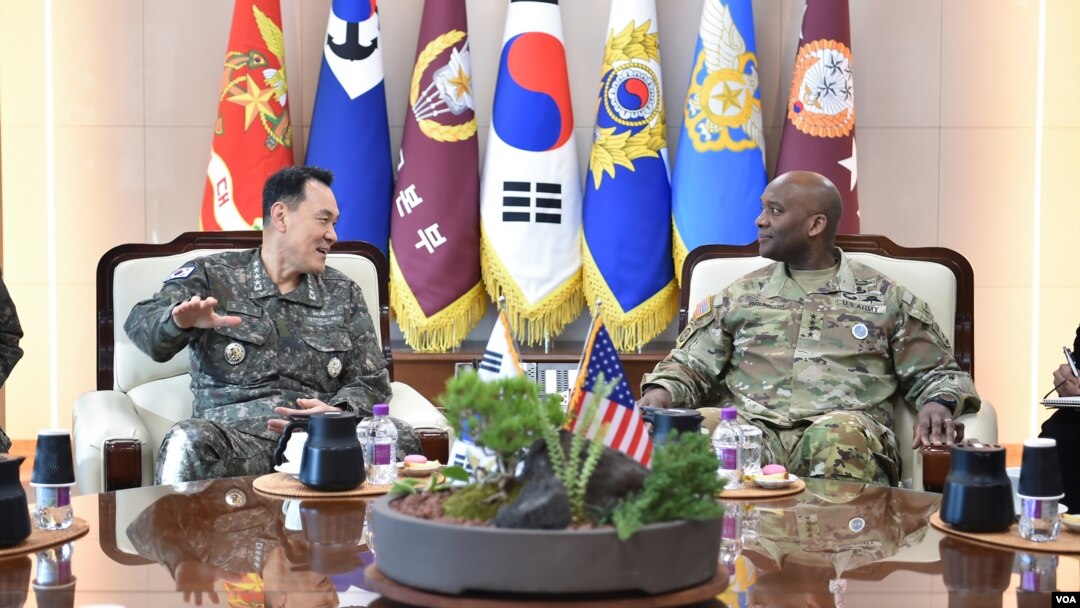 9일 한국 국방부에서 김명수 합참의장과 제이비어 브런슨 미한연합사령관이 접견실에서 '철통같은 한미동맹'을 재확인하고, '연합방위태세 강화 방안' 논의했다. (사진출처: 한국 국방홍보원)