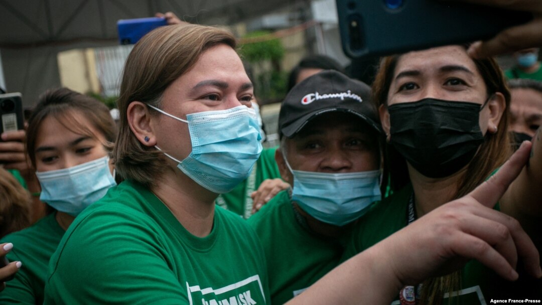 Sara Duterte, left, mayor and daughter of outgoing Philippines President Rodrigo Duterte, poses for a selfie with city hall employees in Davao on Nov. 9, 2021.