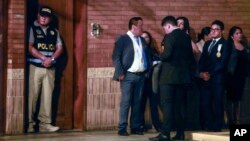 Policías y fiscales esperan a las afueras de la residencia de la presidenta peruana Dina Boluarte durante un allanamiento por una investigación sobre presunta corrupción, en Lima, este sábado 30 de marzo de 2024.