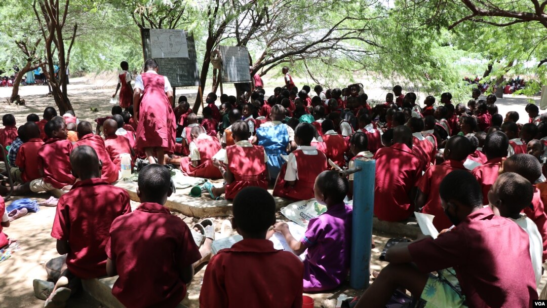 Floods have forced many students in Malawi to hold classes outdoors, in the shade of trees. (Lameck Masina/VOA)