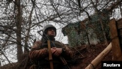 Un miembro del servicio militar ucraniano apostado en primera línea, cerca de la ciudad de Novoluhanske, en la región de Donetsk, el 22 de febrero de 2022.