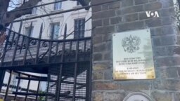 俄羅斯駐英大使館外有反戰示威(2)