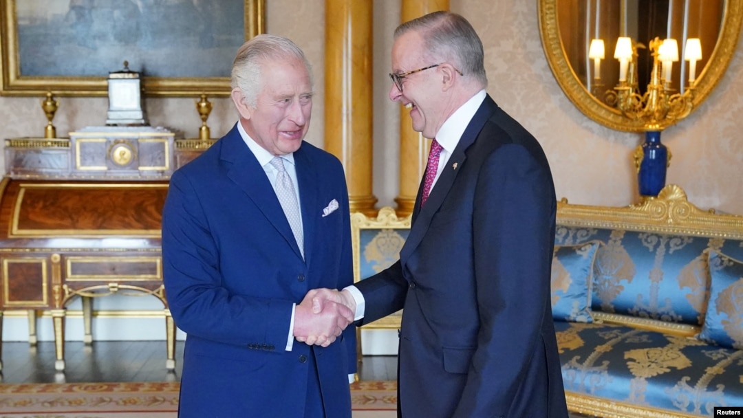 El rey Carlos III de Inglaterra (izquierda), recibe al primer ministro de Australia, Anthony Albanese durante una audiencia en el Palacio de Buckingham, en Londres, Gran Bretaña, el 2 de mayo de 2023. 