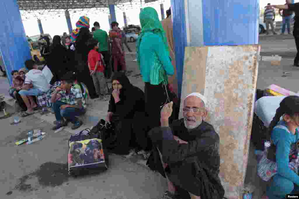 Displaced Sunnis fleeing the violence in the city of Ramadi arrive at the outskirts of Baghdad, May 19, 2015. 