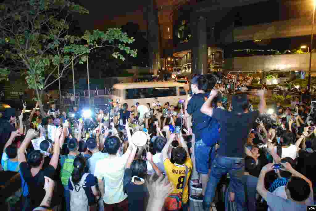 學民思潮帶領近千名示威者,星期日晚在李飛等北京官員下榻的酒店外,對駛入酒店的李飛車隊喝倒采。