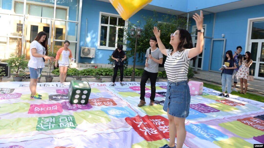 Young people play an “HIV knowledge” board game at an event to promote sexual and reproductive health among adolescents supported by the China Center for Health Education and UNICEF China.