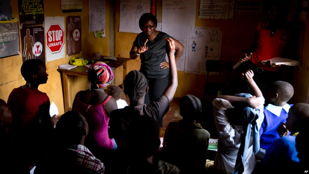 Ushauri nasaha unatolewa kuhusu HIV unatolewa na Evelyn Ojwang,katikati, na Henry Owino, kulia, katika nkitongoji cha Korogocho Nairobi, Kenya, Feb. 16, 2015.
