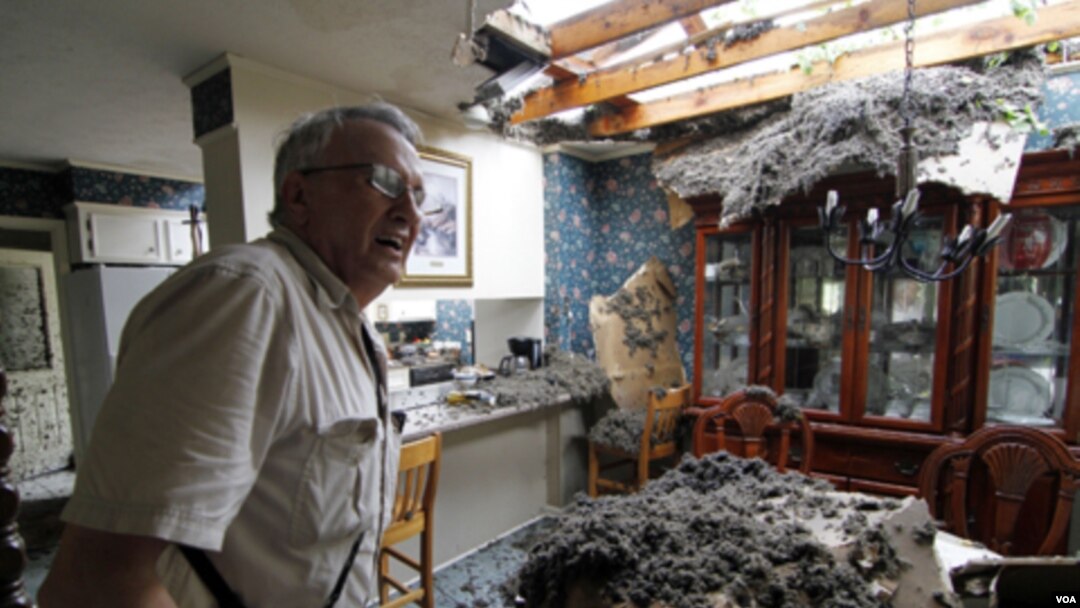 Un tornado destruyó parte del techo de esta casa en Mississippi.