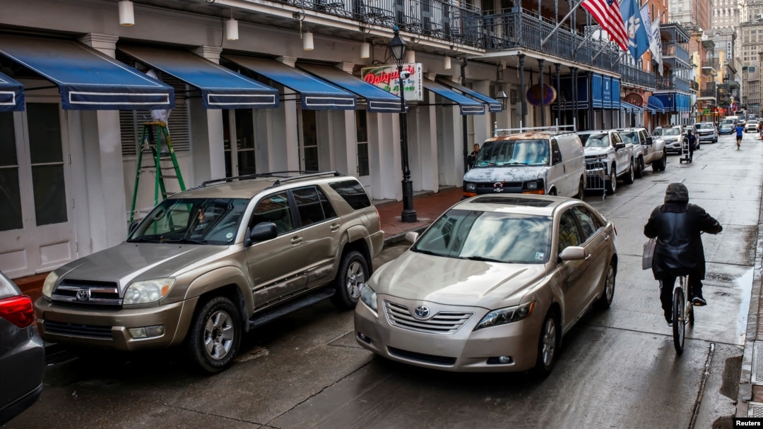 Los autos vuelven a circular por el French Quarter de Nueva Orleans tres días después del atentado que mató a 15 personas, el 3 de enero de 2025.
