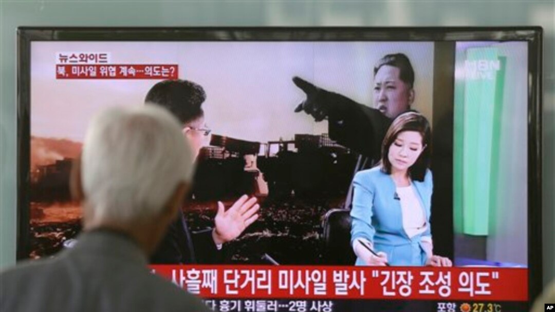South Korean man watches a TV news program reporting missile launch conducted by North Korea in Seoul May 20, 2013
