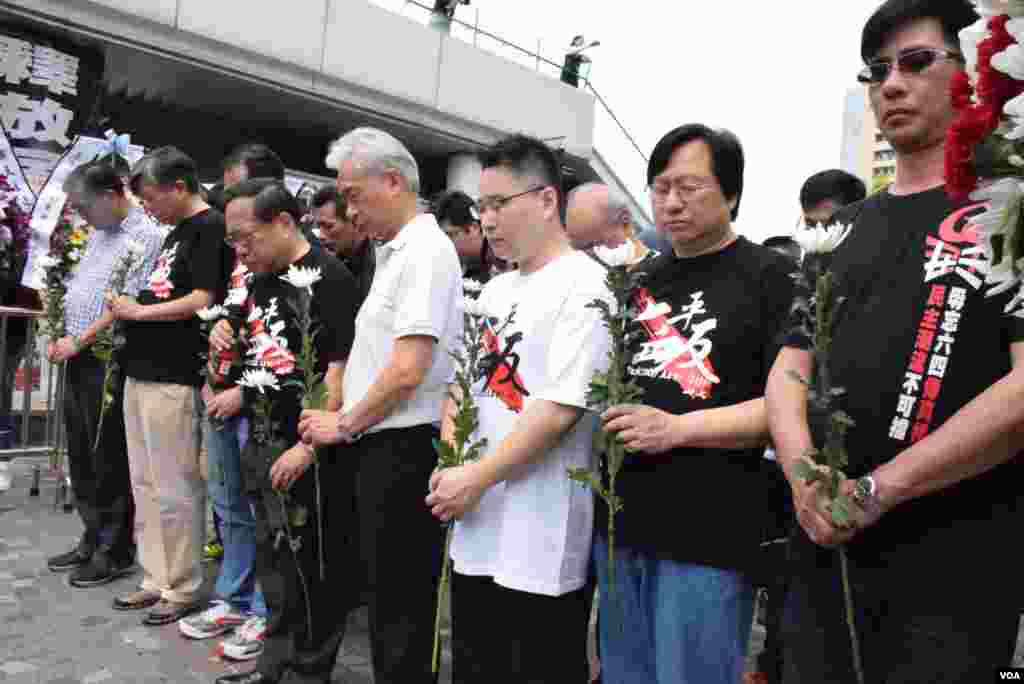 參與支聯會清明獻花活動的人士,手持白菊花為中國民運及六四事件死難者默哀。(美國之音湯惠芸攝)