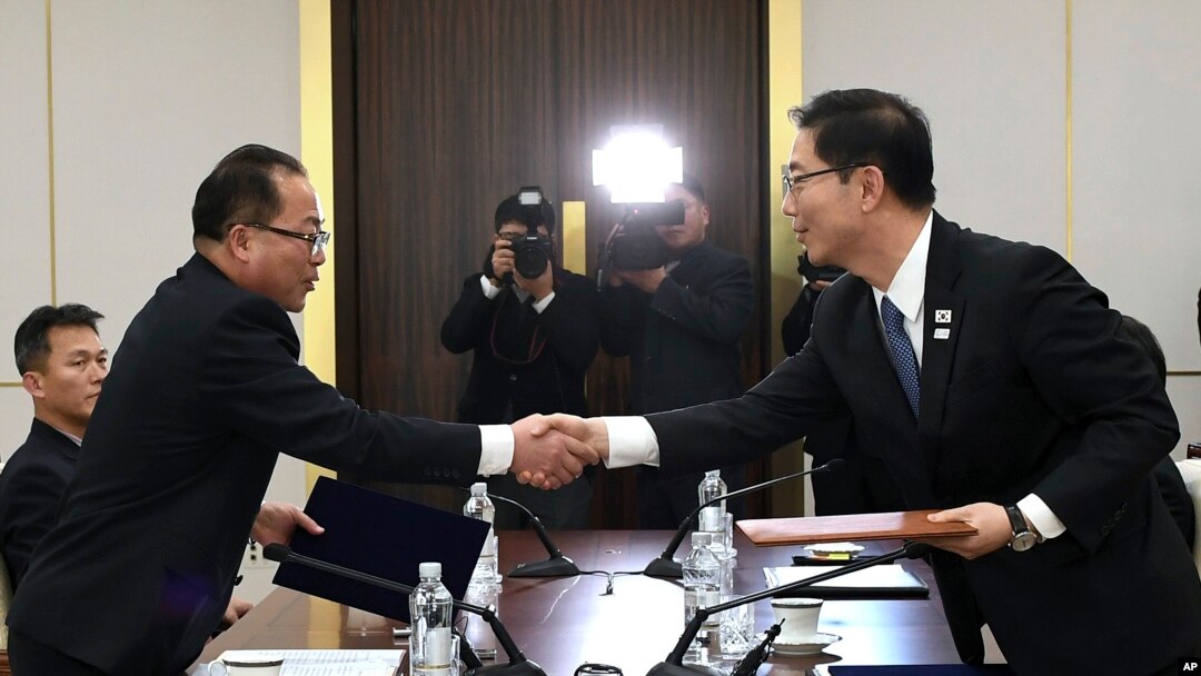 지난 1월 경기도 파주시 판문점 남측 평화의 집에서 열린 남북 실무회담 전체회의에서 한국 측 수석대표인 천해성 한국 통일부 차관(오른쪽)과 북측 수석대표인 전종수 조국평화통일위원회 부위원장이 악수하고 있다.