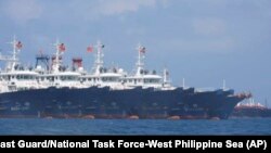 在2021年3月7日的這張照片中，由菲律賓海岸警衛隊/國家特遣部隊-西菲律賓海提供的照片中，發現有220艘中國船隻中的一部分停泊在南海的惠特森礁。菲律賓政府在南中國海兩國都聲稱擁有礁石的地方發現了200多艘中國漁船，他們認為這是民兵所為，但菲律賓政府並沒有立即提出抗議。菲律賓政府對此表示關注。（通過AP的菲律賓海岸警衛隊/國家特遣部隊-西菲律賓海）
