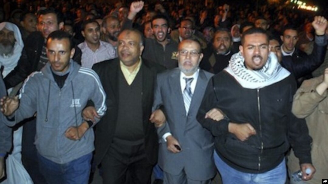 Dattijan Muslim Brotherhood ake gani daga tsakiya suka shiga jerin masu zanga-zanga a Alkahira.