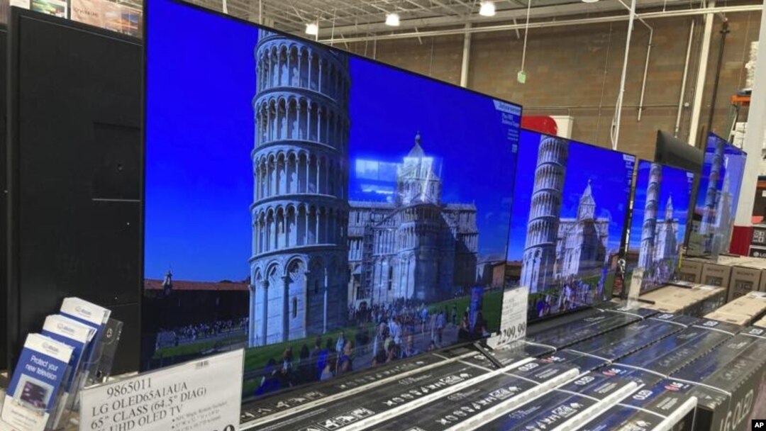 Un cartel muestra el precio de un televisor de 65 pulgadas entre otros productos en una tienda de electrodomésticos en Loen Tree , Colorado.