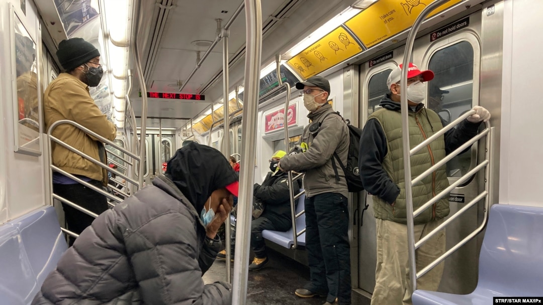 ARCHIVO - Pasajeros en el Metro de la ciudad de Nueva York usan mascarillas el 17 de diciembre de 2020.