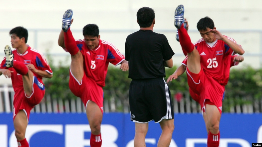 지난 2006년 6월 방콕에서 월드컵 아시아 예선 경기를 앞둔 북한 선수들이 몸을 풀고 있다. (자료사진)
