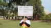 Una 'soñadora' muestra un cartel que reza "¡La última vez que estuve en mi país fue en 1989! Esta es mi casa" durante una protesta en Washington, D.C.