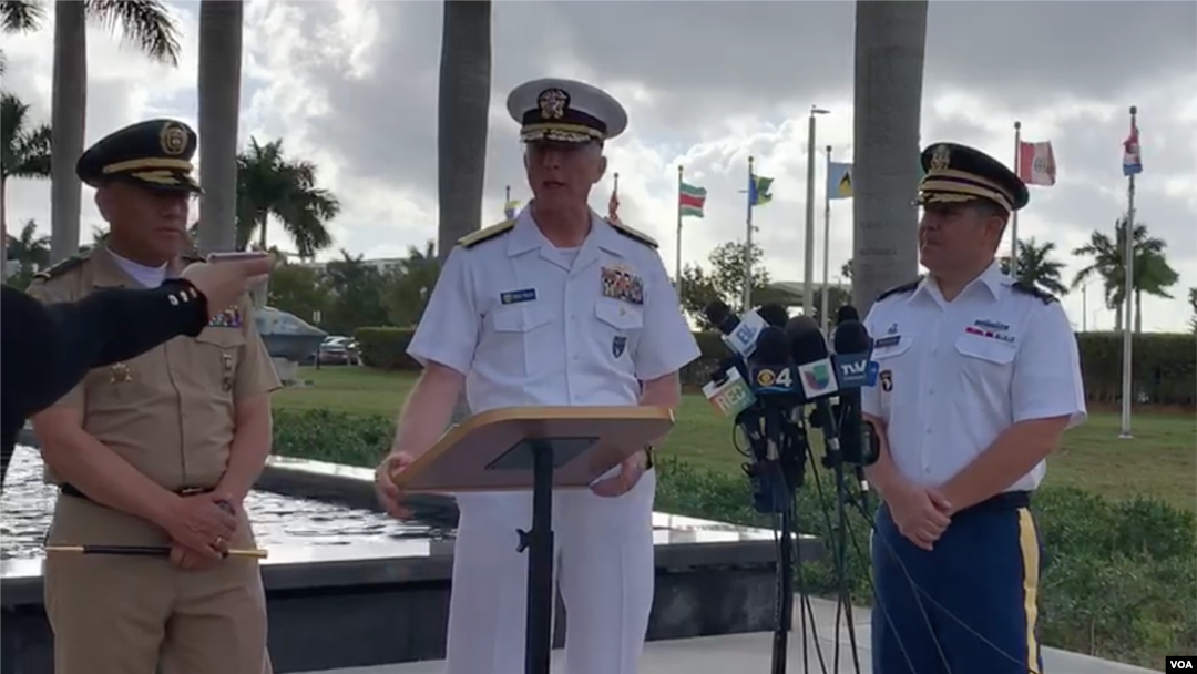 El jefe del Comando Sur de Estados Unidos, almirante Craig Faller, en una rueda de prensa después de su reunión con el jefe de las Fuerzas Militares de Colombia, el general Luis Navarro Jiménez. [Video grab: José Pernalete}
