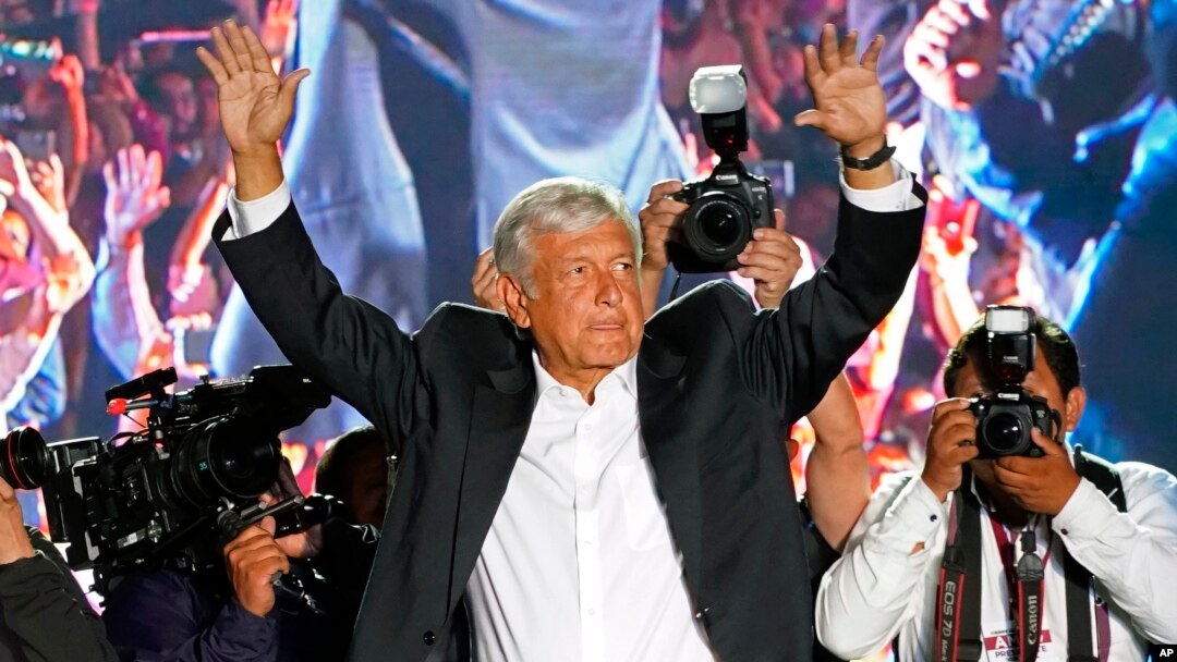 El candidato presidencial Andrés Manuel López Obrador, del Parido MORENA, saluda a sus partidarios en el acto de cierre de campaña en el estadio Azteca de Ciudad de México el miécoles, 27 de junio de 2018.