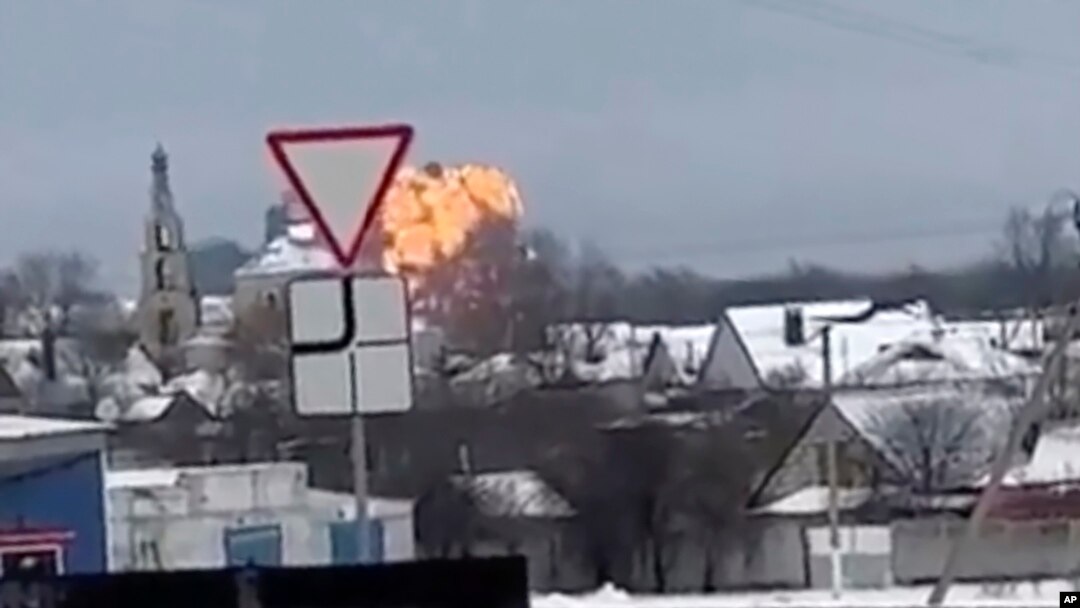 Esta captura de un video muestra fuego luego de que un avión militar ruso que transportaba prisioneros ucranianos se estrellara cerca de Yablonovo, región de Belgorod, el miércoles 23 de enero de 2024. 